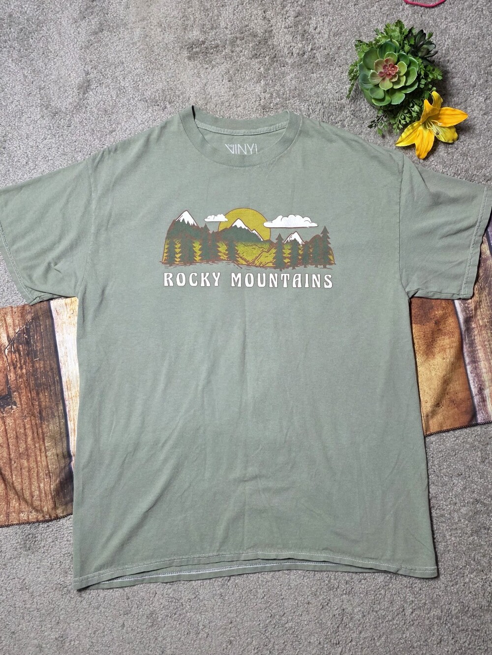 The Vinyl Icons Rocky Mountains Colorado T-Shirt Green Outdoor Size Medium